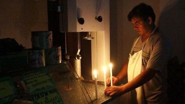 crece la bronca de los usuarios sin luz y ante el aviso de mas cortes en la plata
