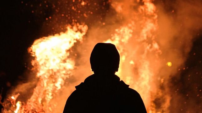 un piromano prendio fuego su casa de san carlos, se fue y causo temor en todo el barrio