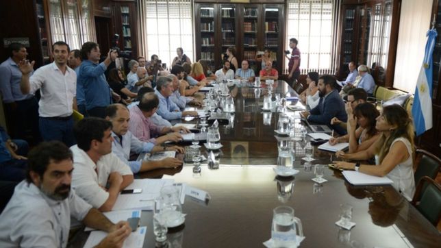 nueva propuesta, rechazo y cuarto intermedio en la paritaria de los estatales en provincia