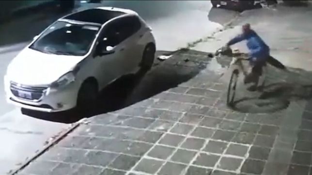 video: se metio en una casa del barrio el mondongo y se llevo una bicicleta