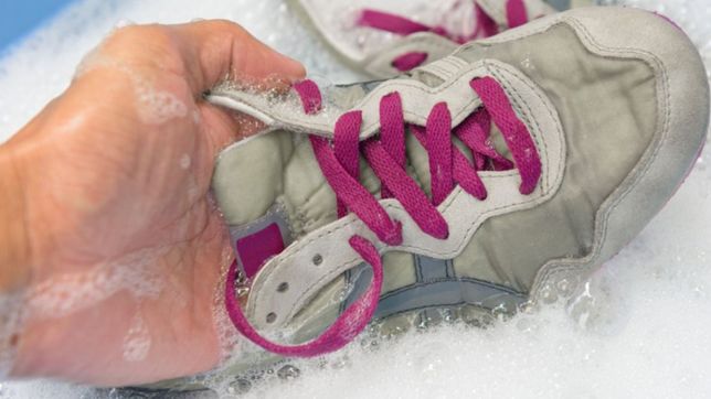 la emotiva historia detras de la joven que lava zapatillas por $100 y es un exito viral