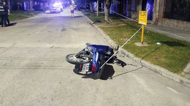un joven murio y otro esta grave tras chocar con su moto contra un arbol