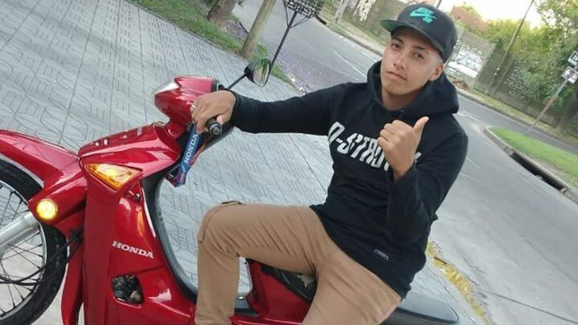 emotivos mensajes de despedida al motociclista que murio tras chocar con un micro