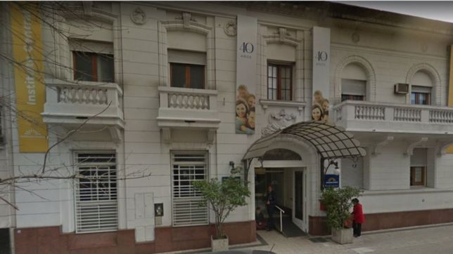 esperaba para ser atendida en el instituto central de medicina y la apunalaron