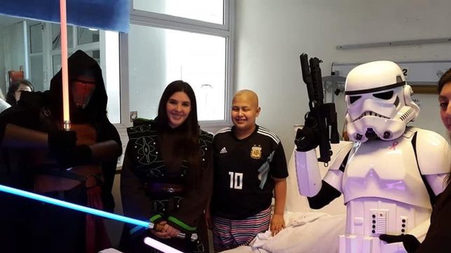 darth vader y luke skywalker entregaron juguetes en el hospital de ninos