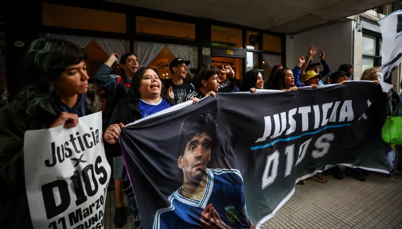 Este jueves, declara el vecino de Diego Maradona que intentó reanimarlo y podría complicar a la psiquiatra con su testimonio.