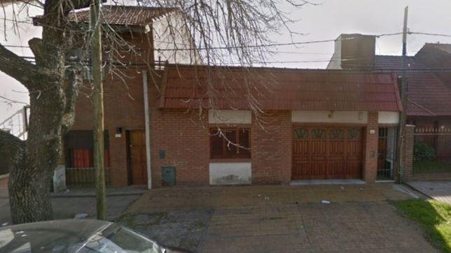 sorprendieron a una medica cuando llegaba a su casa de la plata, le robaron y huyeron en su camioneta