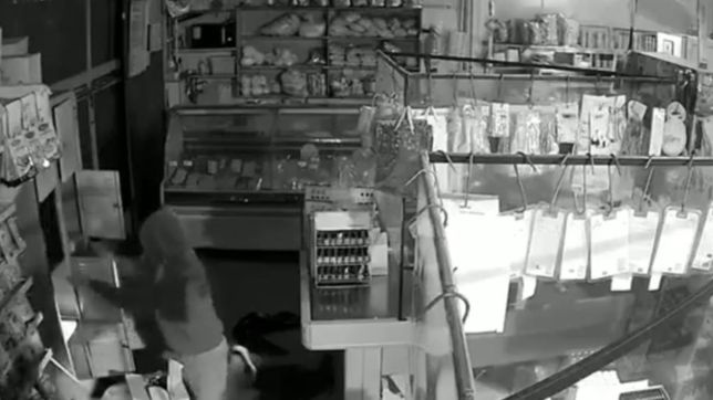 video: robaron la recaudacion y hasta los vinos mas caros de un supermercado de la plata