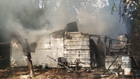 Un voraz incendio en Punta Lara desató pánico y destruyó gran parte de una casa precaria Un voraz incendio en Punta Lara desató pánico y destruyó gran parte de una casa precaria