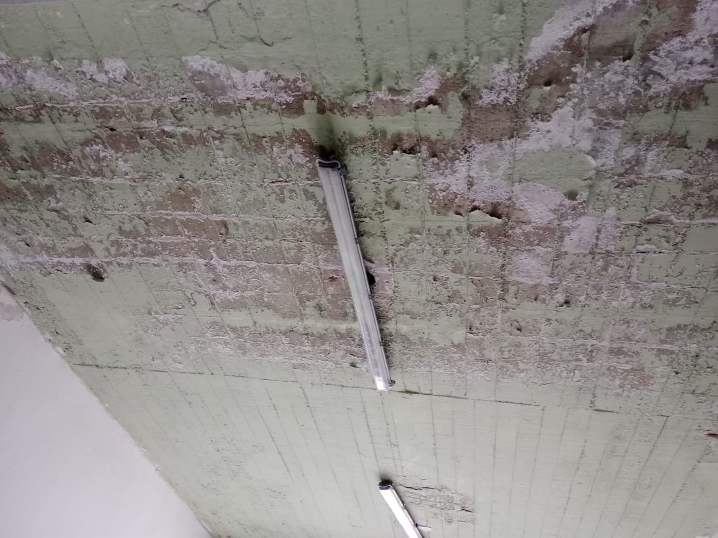 Las tres escuelas de Gorina tienen serios problemas de humedad. 