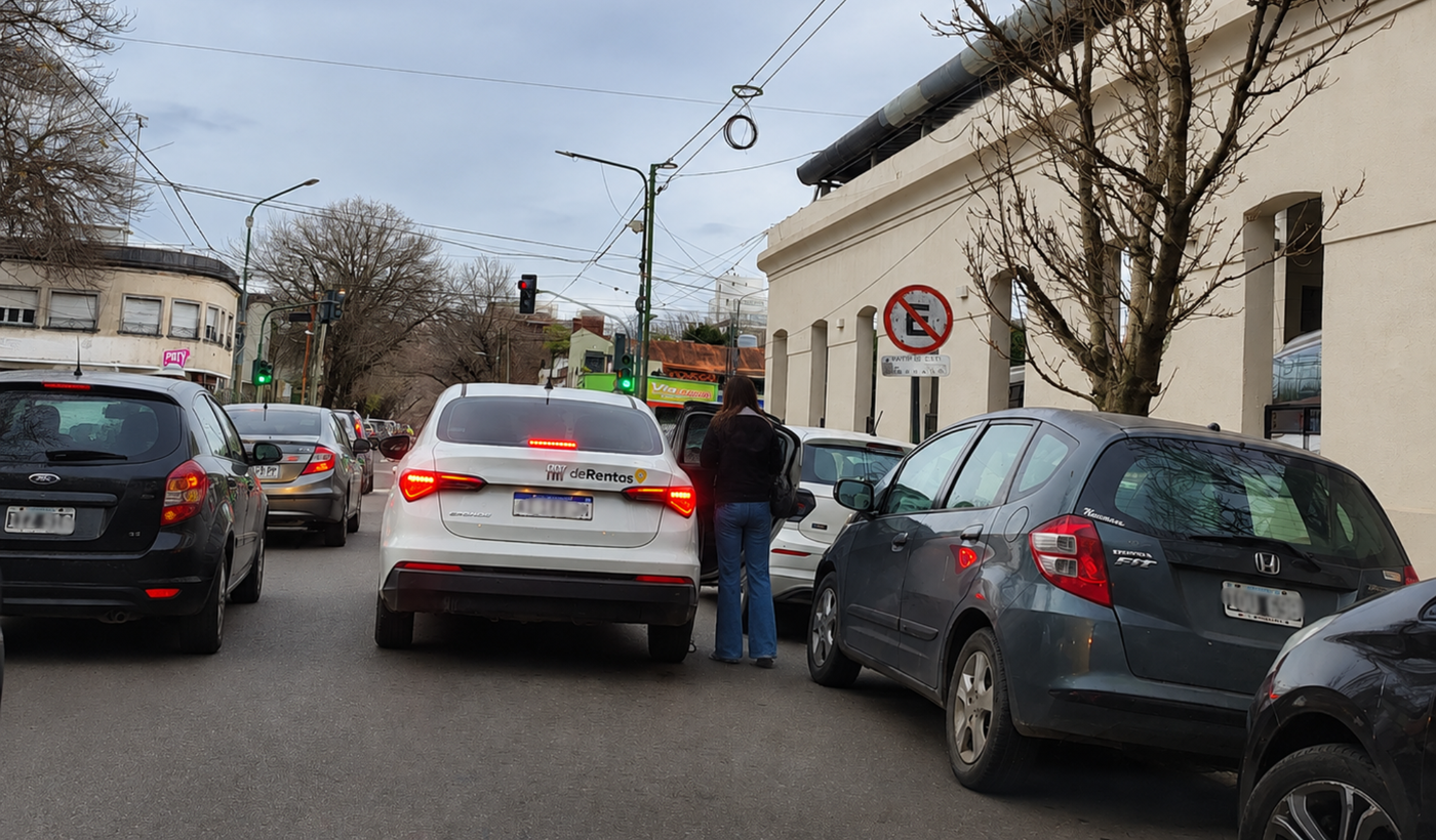 Un Uber alquilado por la empresa deRentas, operando en la zona de la Terminal