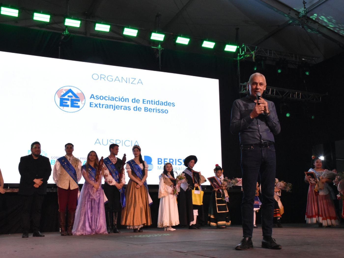 En la Fiesta Provincial del Inmigrante en Berisso, Fabi&aacute;n Cagliardi acompa&ntilde;&oacute; la celebraci&oacute;n de los representantes culturales infantiles