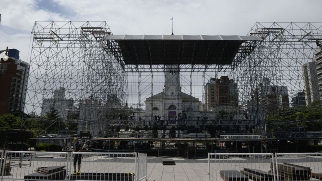 Terminan detalles en el armado del escenario para festejar el aniversario de La Plata