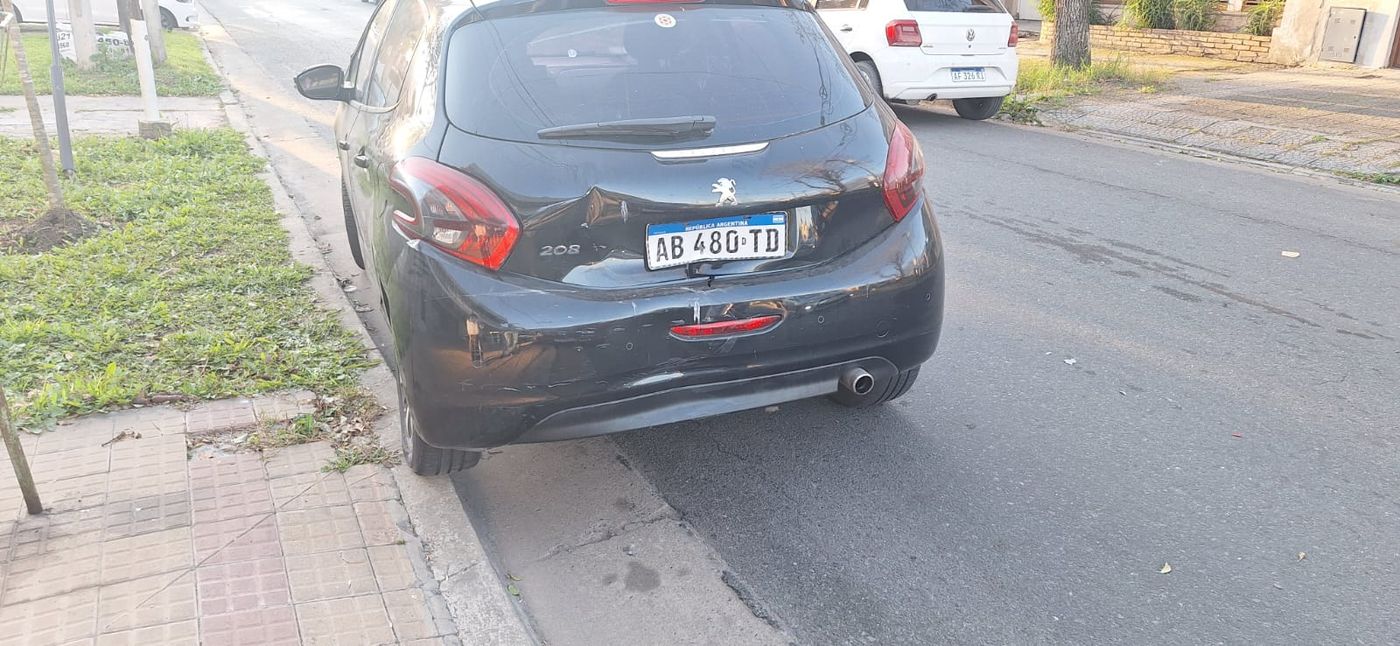 El Peugeot 208 también quedó averiado por el impacto del auto que se encontraba detrás suyo.