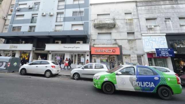 tocaron timbre pidiendo ropa y saquearon tres departamentos de un mismo edificio