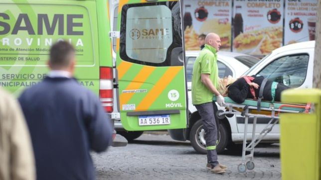 susto en plaza italia: un auto choco a dos mujeres y casi provoca una tragedia