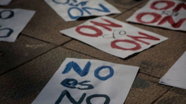 un hombre le gatillo dos veces a su ex pareja y secuestro a su hija