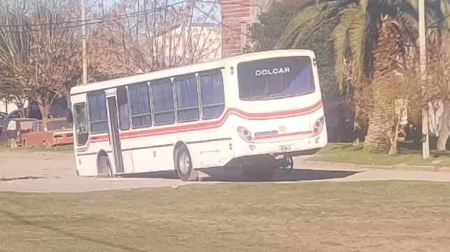 un micro que trasladaba urnas para las elecciones se encajo en un pozo y tuvo que ser rescatado