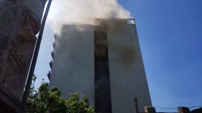 dos chicas estuvieron a punto de tirarse de un balcon para escapar de un incendio