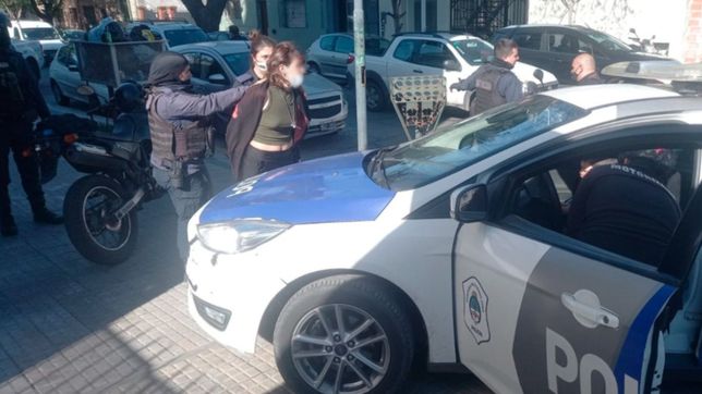 conmocion en la plata: rescataron a un bebe de un ano y medio abandonado en un auto