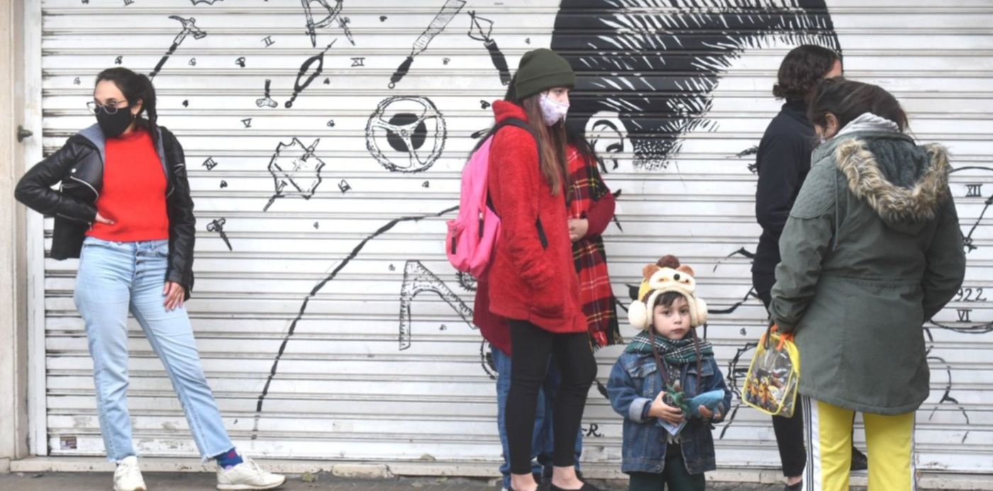 calles de La Plata con gente con barbijo en pandemia de coronavirus cuarentena aislamiento