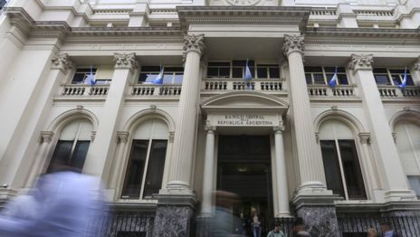 Anuncian nuevas restricciones en la compra de dólares para contener la devaluación
