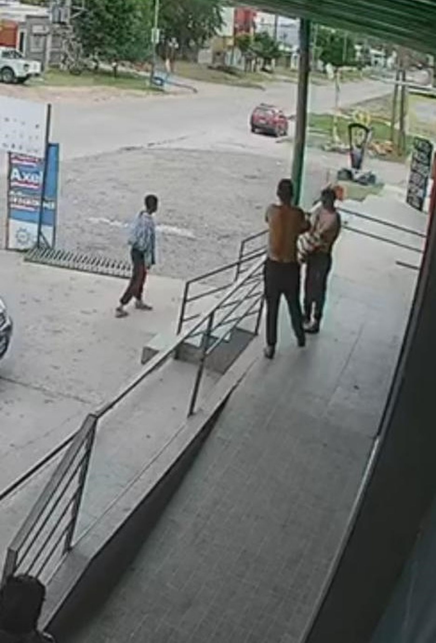 El cambio de ropa de los posibles responsables del crimen de Lautaro Ithurrat en La Plata.