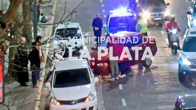 insolito: manejaba por calle 13 y choco contra una moto estacionada