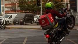 detuvieron a dos supuestos repartidores de pedidos ya manejando una moto robada detuvieron a dos supuestos repartidores de pedidos ya manejando una moto robada