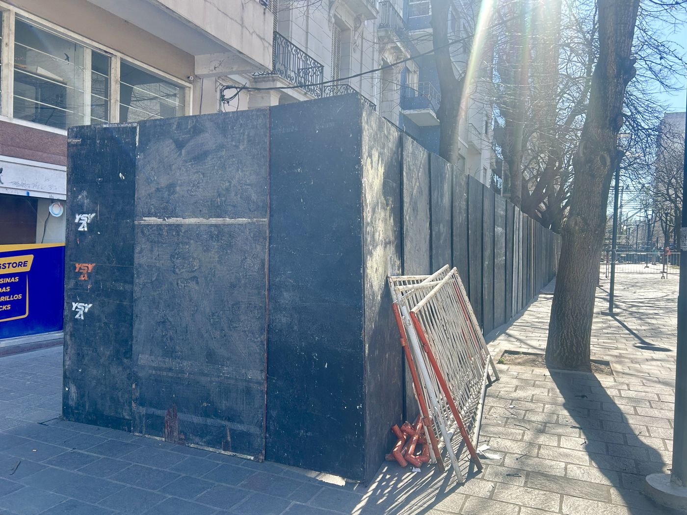 El vallado sobre la vereda de 51 entre 9 y 10 de La Plata