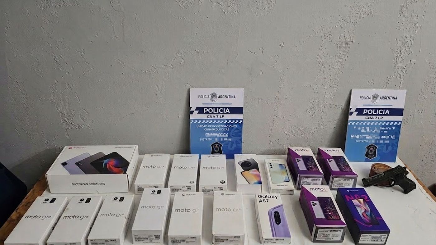 Los elementos secuestrados, 16 celulares, una tablet y un arma de utilería