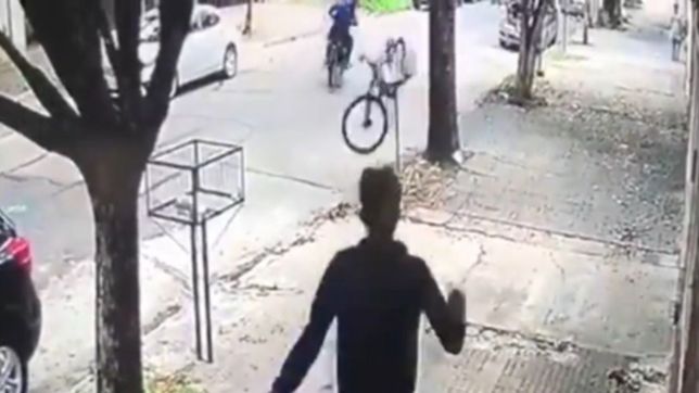 video: asaltaron a un ciclista en la plata y se les engancho la bicicleta en un canasto