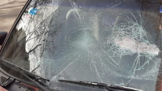 misterioso ataque en pleno centro platense: le destrozaron el auto y no sabe por que