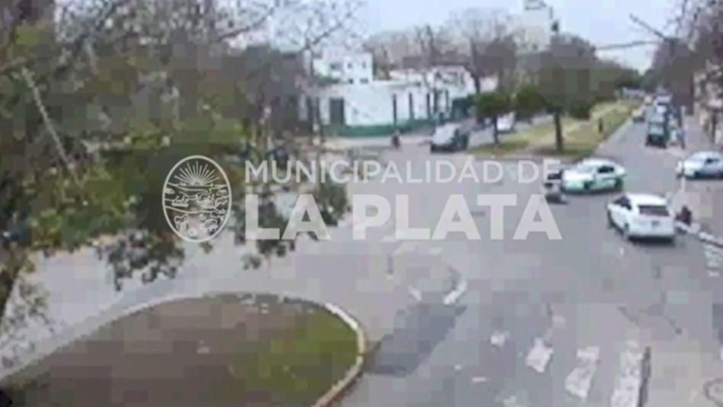 VIDEO: Un motociclista resultó herido tras chocar de frente contra un taxi en El Mondongo