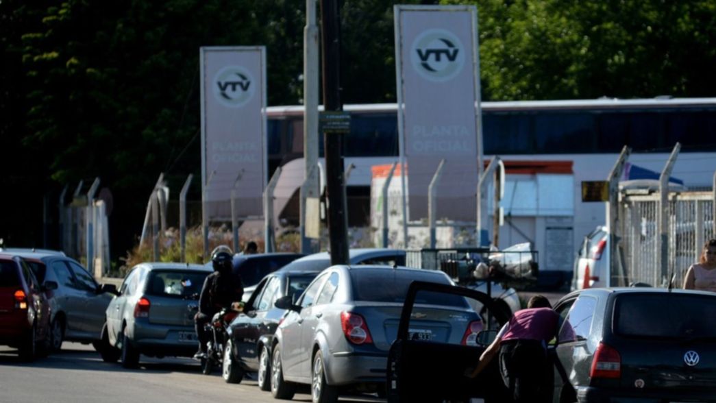 Denuncian que ya se cobra entre 250 y 1.000 pesos para hacer la cola en la VTV de La Plata