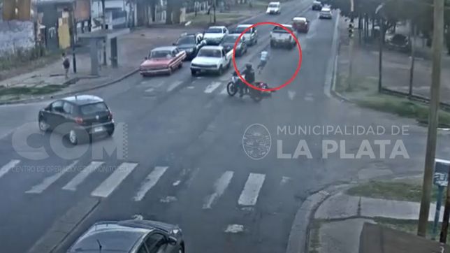un joven en moto intento huir de un control policial, choco y termino preso por llevar cocaina en una bolsa