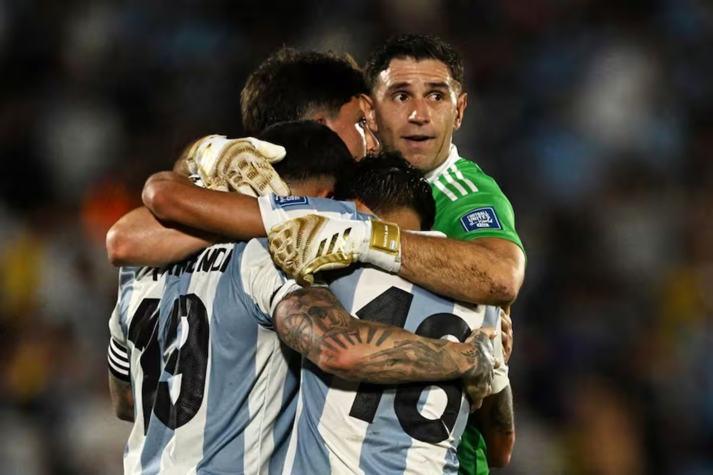 Selección argentina abrazo Dibu Martínez.jpg