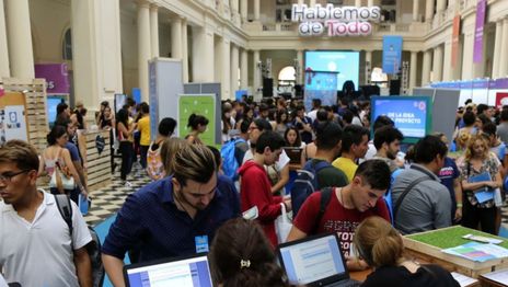 Con más de 40 empresas y cientos de postulantes, se viene una nueva edición de la Expo Empleo de la UNLP