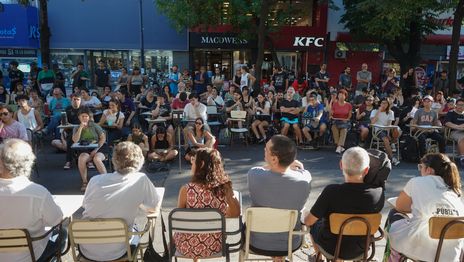 Un sector de docentes de la UNLP realizó una clase pública frente al Rectorado Un sector de docentes de la UNLP realizó una clase pública frente al Rectorado