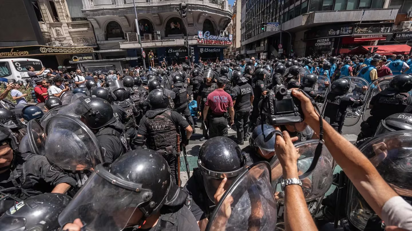 El corralón de efectivos que se posó sobre Avenida Corrientes para evitar que los manifestantes salgan de las veredas.