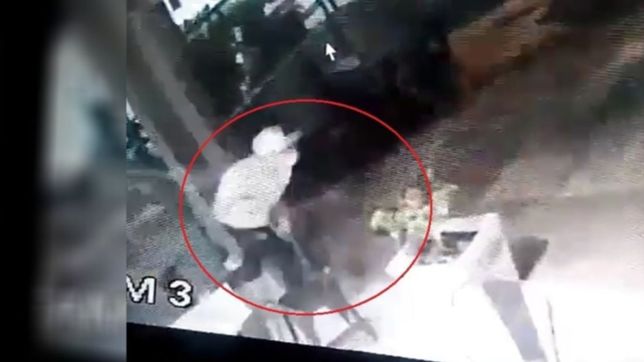 video: el momento en el que asesinaron a un policia durante un robo en una heladeria