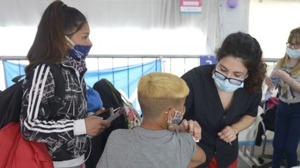 Convocan a escuelas bonaerenses para funcionar como centros de vacunación para chicos