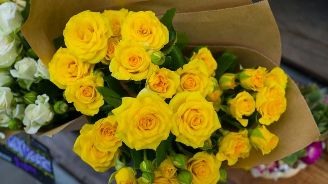 robo tres ramos de flores en la plata para su novia, intento escapar y lo detuvieron