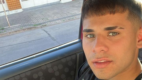 Un joven de La Plata lucha contra una delicada enfermedad visual y su familia pide ayuda