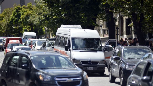 los taxistas reclaman patrullas motorizadas para terminar con la doble fila