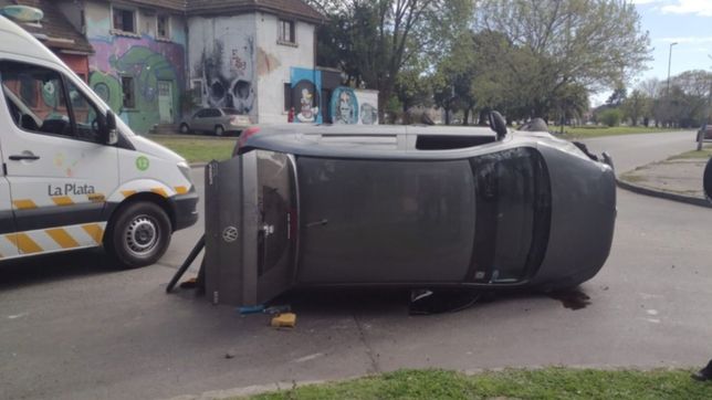 un hombre resulto herido tras un impactante choque y vuelco en la plata