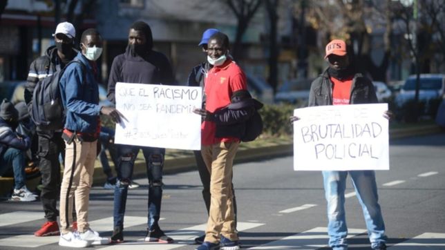 senegaleses de la plata marcharon a fiscalia para exigir la liberacion de mbake ndao