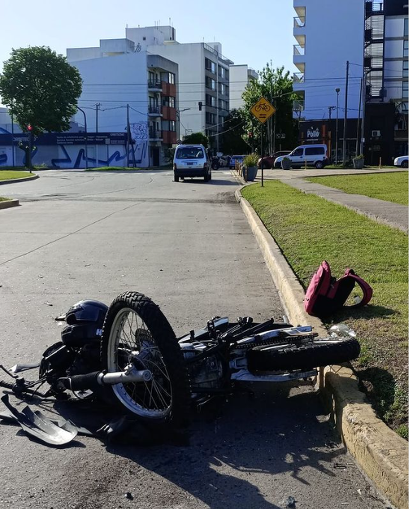 La moto en la que andaba la chica de 24 años. Fue internada en un hospital de La Plata.
