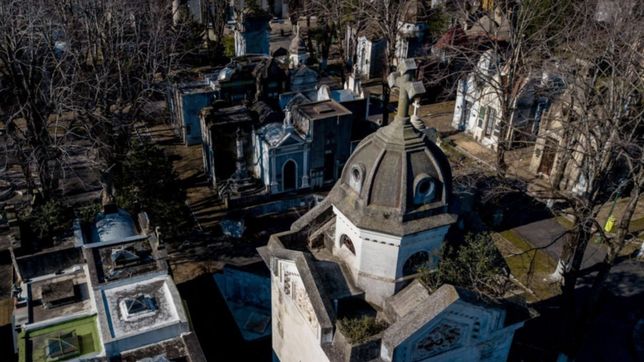 aumentan los robos de placas y cruces de bronce en el cementerio de la plata