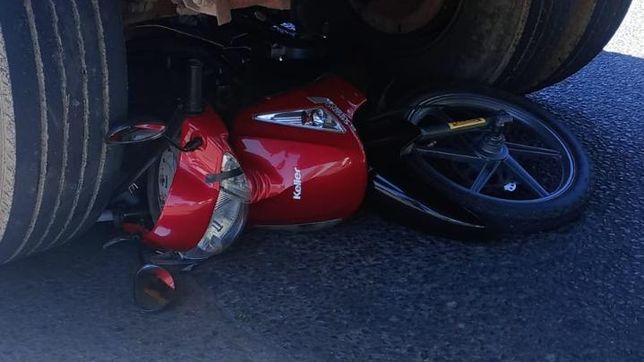 tragedia vial en el limite de la plata y berisso: un motociclista choco con un camion y murio